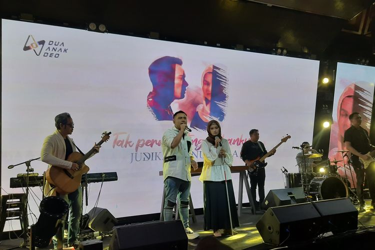 Judika bersama Nurlela saat membawakan lagu Tak Pernah Tinggalkanku dalam acara perilisan yang digelar di kawasan Kelapa Gading, Jakarta Utara, Kamis (21/4/2022)
