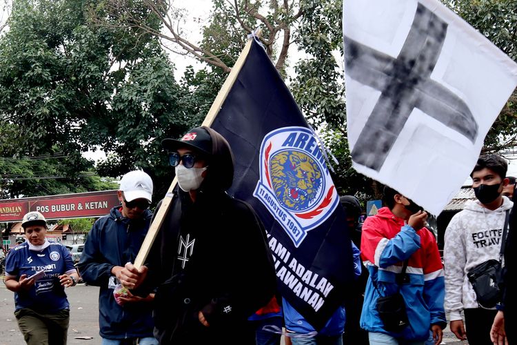 Sejumlah Aremania tabur bunga dan doa bersama di Monumen Singo Tegar untuk mengenang korban kerusuhan sepak bola pekan ke-11 Liga 1 2022-2023 antara Arema FC melawan Persebaya Surabaya di Stadion Kanjuruhan Kepanjen, Kabupaten Malang, Sabtu (1/9/2022) malam.