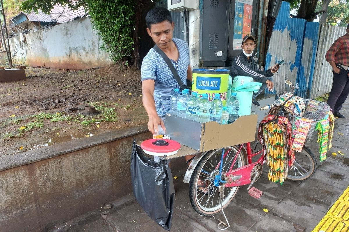 Muhammad Malik (35), seorang pedagang kopi Starbucks keliling atau dikenal starling di Taman Ismail Marzuki, Jakarta Pusat.