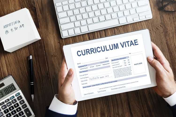 CV adalah singkatan dari Curriculum Vitae. CV lamaran kerja adalah dokumen berisi informasi dan pengalaman seorang pelamar kerja.