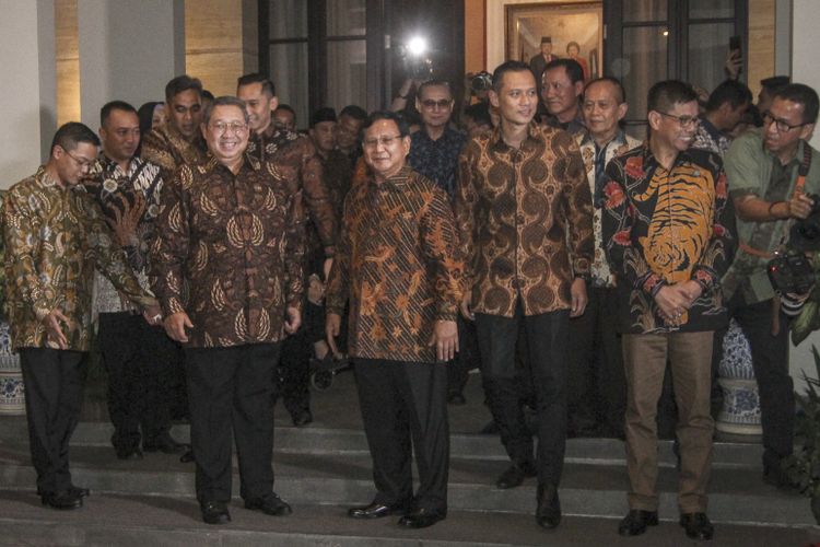 Ketua Umum Partai Demokrat Susilo Bambang Yudhoyono (ketiga kiri) menerima kedatangan Ketua Umum Partai Gerindra Prabowo Subianto sebelum melakukan pertemuan tertutup di kawasan Mega Kuningan, Jakarta, Selasa (24/7/2018). Pertemuan ini merupakan tindak lanjut dari komunikasi politik yang dibangun Partai Demokrat dan Gerindra jelang Pilpres 2019. 