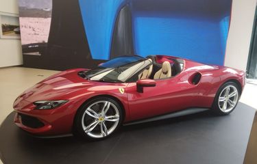 Atap Dibuka, Ferrari 296 GTS Jadi Mobil Sport buat Jalan-jalan Sore