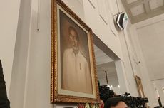 Beda dari Presiden Lain, Foto Jokowi Pakai Kemeja Putih Dipajang di Istana