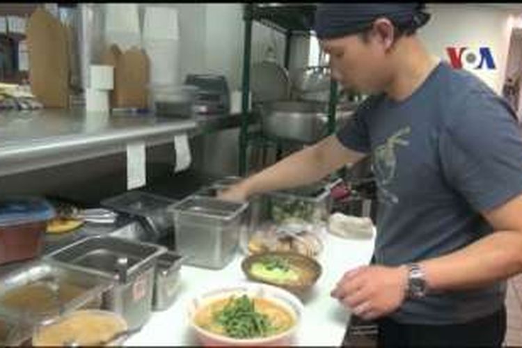 Leo Gondokusumo sedang mengolah ramen di dapur restorannya. 