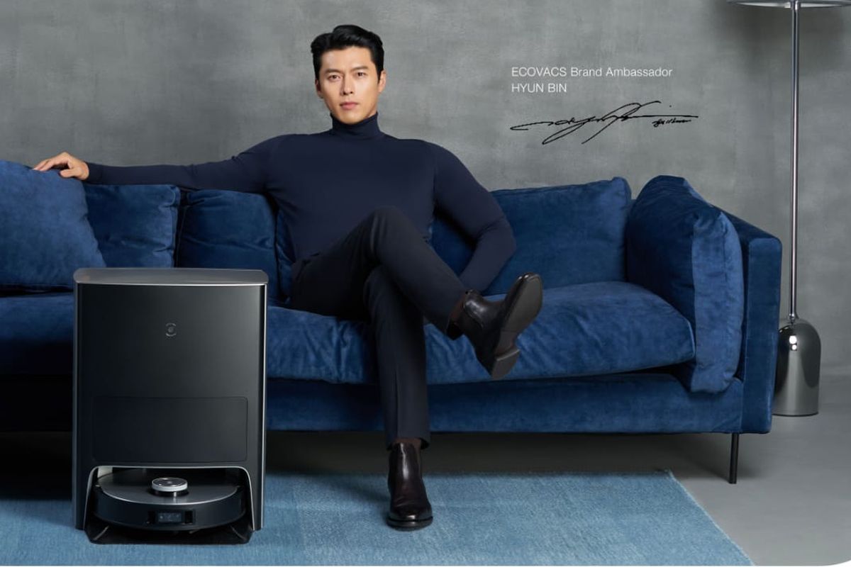 Aktor Hyun Bin, brand ambassador Ecovacs Robotics, berpose bersama produk vacuum cleaner robot Deebot X1 Family. 