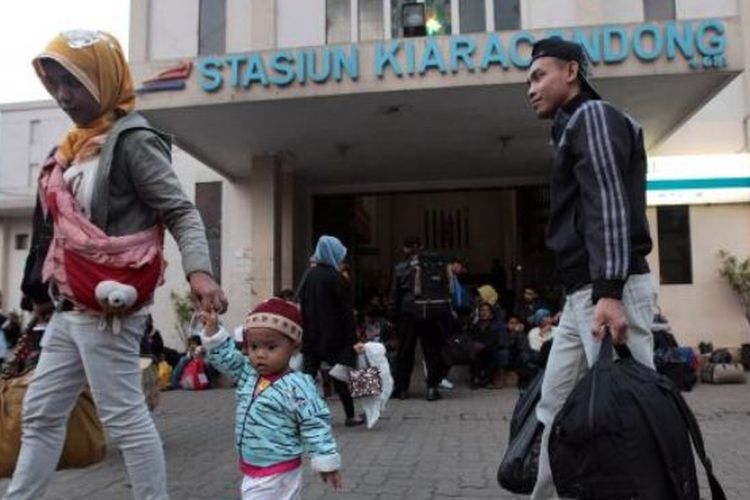 Suasana di depan Stasiun Kiaracondong Bandung.