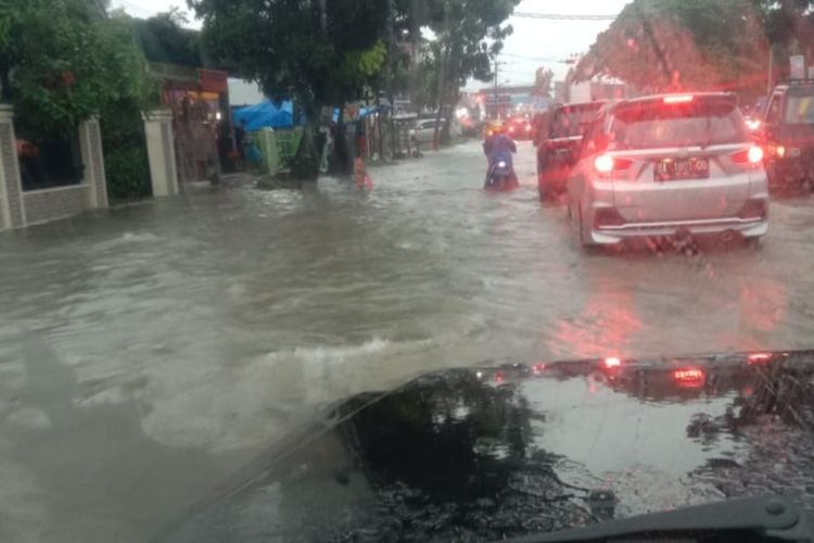 Banjir melanda lima kecamatan di Padang yang menyebabkan akses transportasi terganggu dan sejumlah rumah warga terendam, Kamis (1/10/2020)