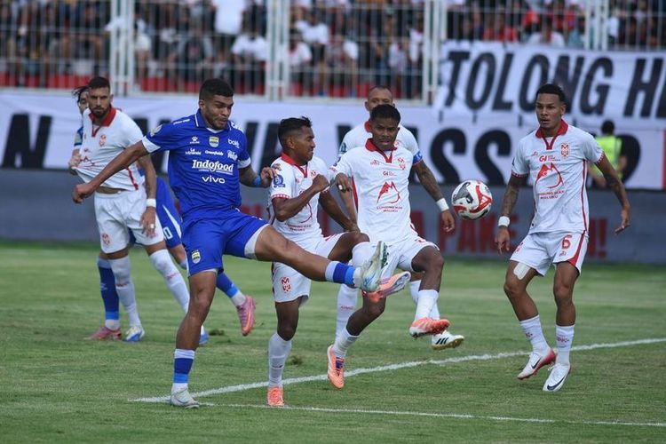 Aksi gelandang Persib Bandung Berguinho saat menyambut bola umpan yang dikawal pemain bertahan Malut United pada laga tunda pekan ke-12 Super League 2025-2026, Minggu (14/12/2025) di Stadion Gelora Kie Raha, Ternate. 
