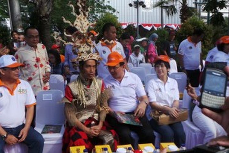 Gubernur DKI Jakarta Joko Widodo bersama Wakil Gubernur DKI Jakarta Basuki Tjahaja Purnama dalam Jakarnaval 2013. Minggu (30/6/2013).