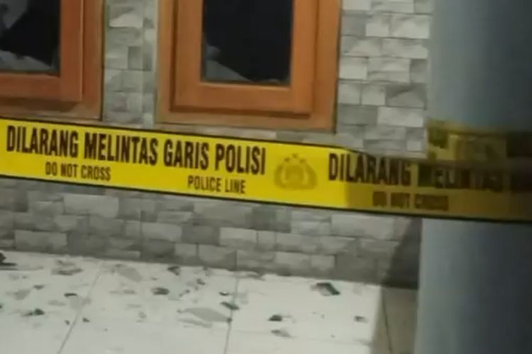 Rumah Nenek di Pasuruan Rusak Parah Usai Jadi Korban Teror Bom Ikan