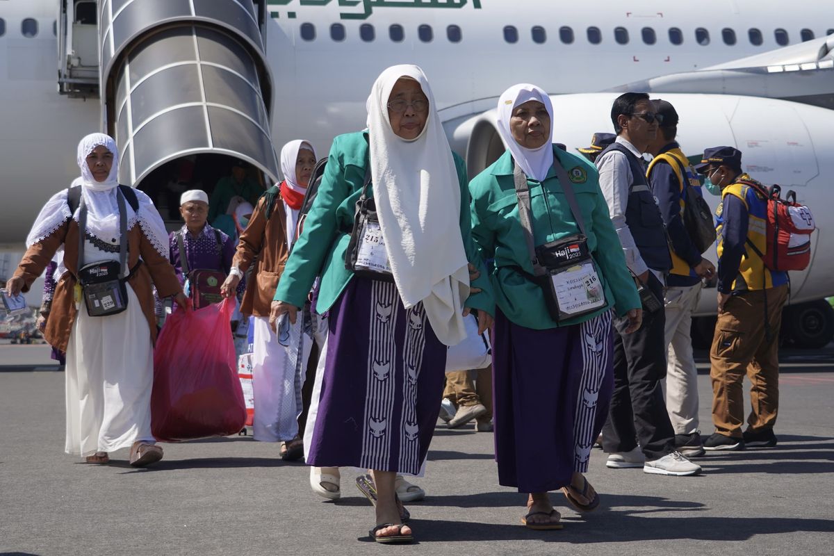Jemaah haji kloter 1 yang tiba di Bandara Juanda, Sidoarjo, Kamis (12/6/2025).