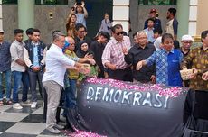Sivitas UII Tabur Bunga di Atas Keranda, Sebut Demokrasi Mati di Tangan Jokowi