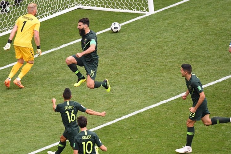 Gelandang Australia, Mile Jedinak (tengah), merayakan gol yang dicetak ke gawang Denmark dalam laga Grup C Piala Dunia 2018 di Samara Arena, Samara, Rusia pada 21 Juni 2018. 