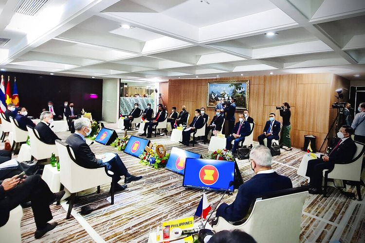 Dalam foto yang dirilis Istana Kepresidenan Indonesia ini, Panglima Tertinggi Myanmar Jenderal Min Aung Hlaing (paling kanan), dan para pemimpin ASEAN bertemu dalam pertemuan mereka di Sekretariat ASEAN di Jakarta, Indonesia, Sabtu (24/4/2021).