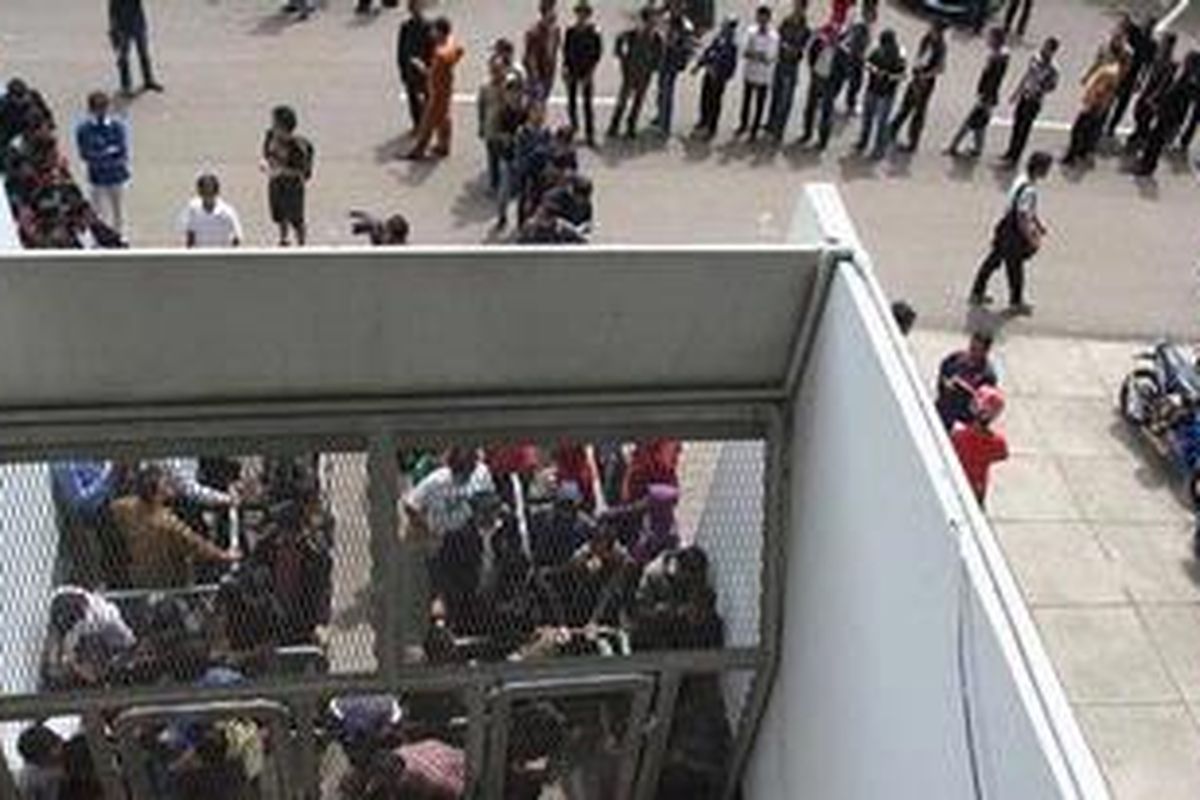  Ratusan suporter mulai menyerbu tiket pertandingan leg kedua Pra-Piala Dunia 2014 antara Indonesia melawan Turkmenistan yang akan digelar di Stadion Gelora Utama Bung Karno (GBK), Kamis (28/7/2011). 
