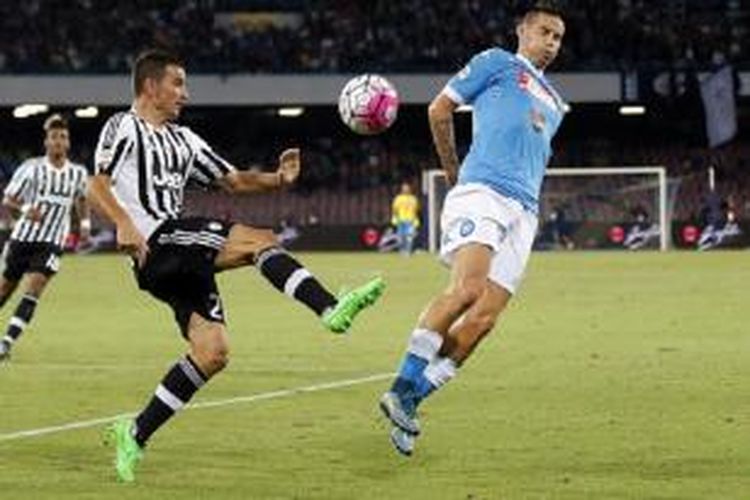 Gelandang Juventus Simone Padoin (kiri) tampil pada laga lanjutan Serie A kontra Napoli di Stadion San Paolo, 26 September 2015. 