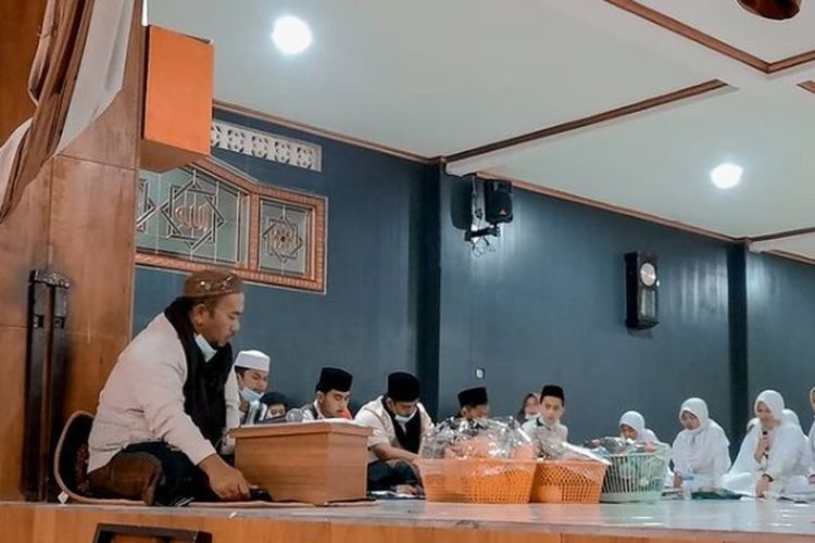 Pimpinan Pesantren Al-Ittifaq, Dandan M Falah bersama santri melakukan kegiatan rutin di pesantren.