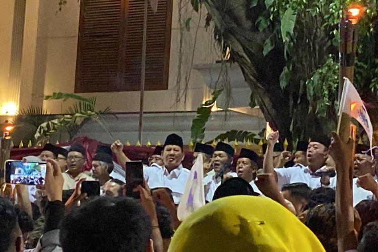 Bakal calon presiden Koalisi Indonesia Maju (KIM) Prabowo Subianto saat menerima dukungan Relawan Jagat Prabowo di kediamannya di Jalan Kertanegara, Kebayoran Baru, Jakarta Selatan, Kamis (19/10/2023) petang.