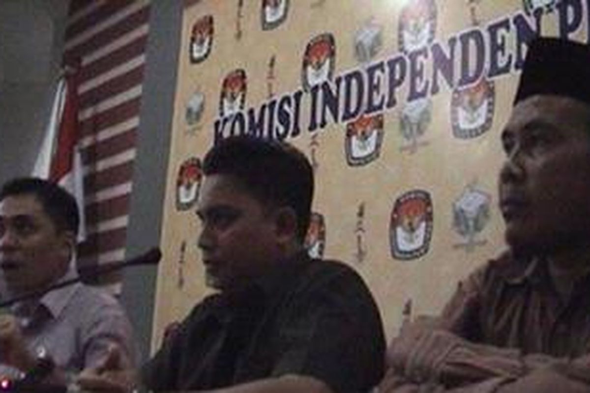 Anggota KIP Aceh sedang menyampaikan konperensi pers, Senin (30/1/2012). KIP memutuskan mengundurkan jadwal pilkada pada tanggal 9 April 2012.  