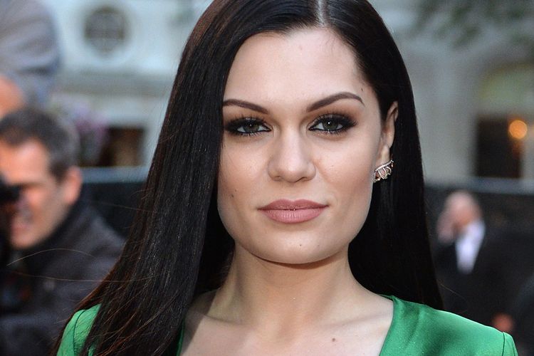 Penyanyi ternama Jessie J membagikan pengalamannya pertama kali merasakan kanker payudara hingga melalui pengobatan mastektomi.