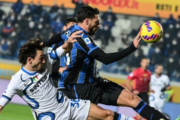 Matteo Darmian melakukan tekel kepada Giuseppe Pezzella dalam pertandingan Atalanta vs Inter Milan pada pekan ke-22 Serie A 2021-2022.