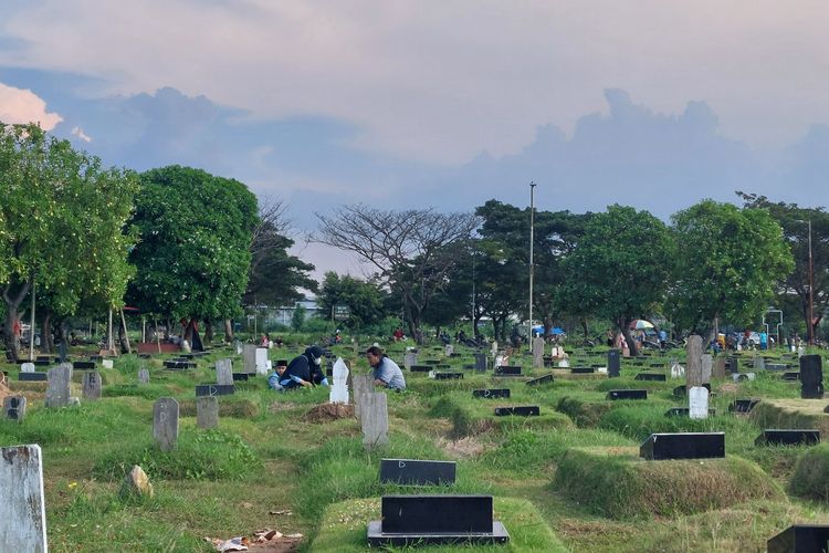Peziarah mengunjungi tempat Pemakaman Umum (TPU) Tegal Alur,  di Jalan Benda Raya, Tegal Alur, Kalideres, Jakarta Barat, pada Kamis (5/5/2022).