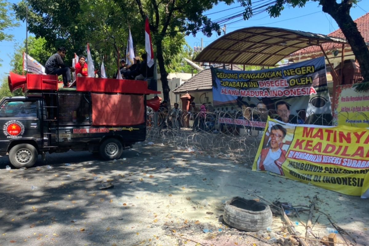 Aksi buntut vonis bebas Ronald Tannur di PN Surabaya, Selasa (30/7/2024).