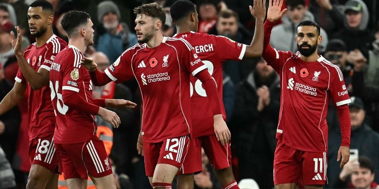 Penyerang Liverpool, Mohamed Salah, merayakan gol pembuka pada laga Liga Inggris antara Liverpool dan Aston Villa di Anfield di Liverpool, barat laut Inggris pada 1 November 2025.