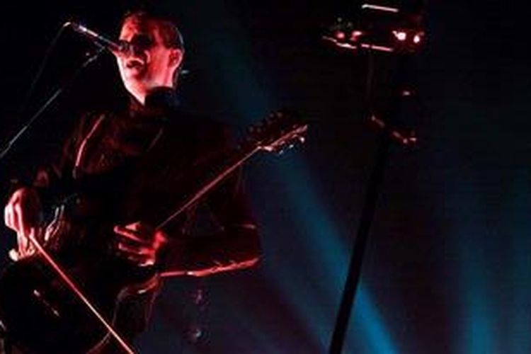 Jon Þor Birgisson, gitaris dan vokalis Sigur Ros, tampil dalam konser band itu di Istora Senayan, Jakarta, Jumat (10/5/2013) malam. Sigur Ros merupakan grup post-pop dari Islandia.