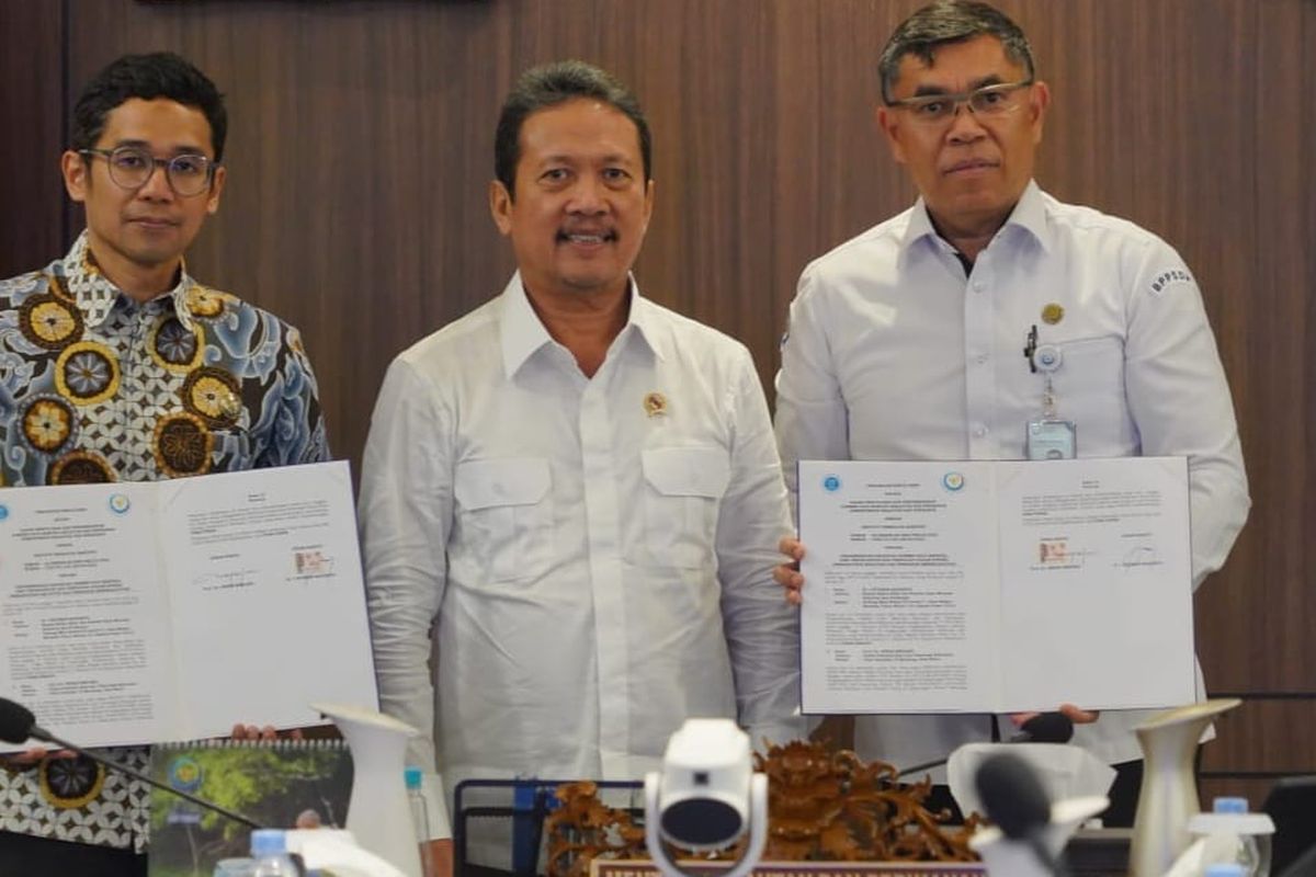 Menteri Kelautan dan Perikanan (Menteri KP) Sakti Wahyu Trenggono menyaksikan langsung penandatangan kerja sama Badan Riset dan Sumber Daya Manusia (BRSDM) dengan Institut Teknologi Bandung (ITB) Fakultas Ilmu dan Teknologi Kebumian di Kantor Kementerian KP, Jakarta, Senin (9/10/2023).
Penandatanganan perjanjian kerja sama dilaksanakan oleh Dekan Fakultas Ilmu dan Teknologi Kebumian Prof Dr Irwan Meilano, S.T, M.Sc bersama Kepala Badan Riset dan Sumber Daya Manusia (BRSDM) Kementerian KP I Nyoman Radiarta. Pelaksanaan Perjanjian Kerja Sama ini meliputi kegiatan program pendidikan S2 dan S3 dengan jangka waktu empat tahun terhitung sejak tanggal ditandatangani oleh para pihak dan dapat diperpanjang sesuai dengan kebutuhan berdasarkan kesepakatan bersama.
