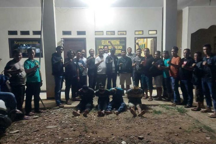 Tim Gabungan Polres Lebak dan Polda Banten menangkap empat pelaku terkait penemuan mayat di kebun karet di Kecamatan Cijaku. Keempat pelaku ditangkap di Lampung, Sabtu (14/1/2023) sore.