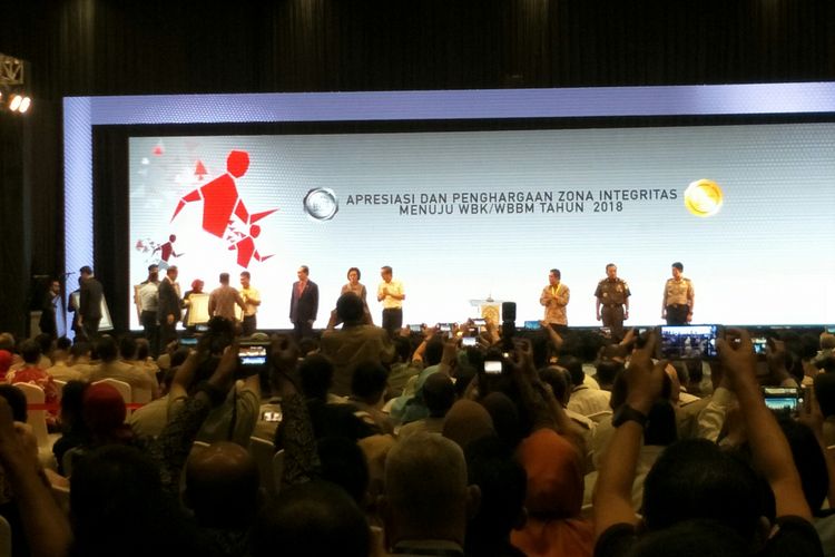 Wapres Jusuf Kalla memberikan penghargaan kepada kementerian dan lembaga dalam Zona Integritas