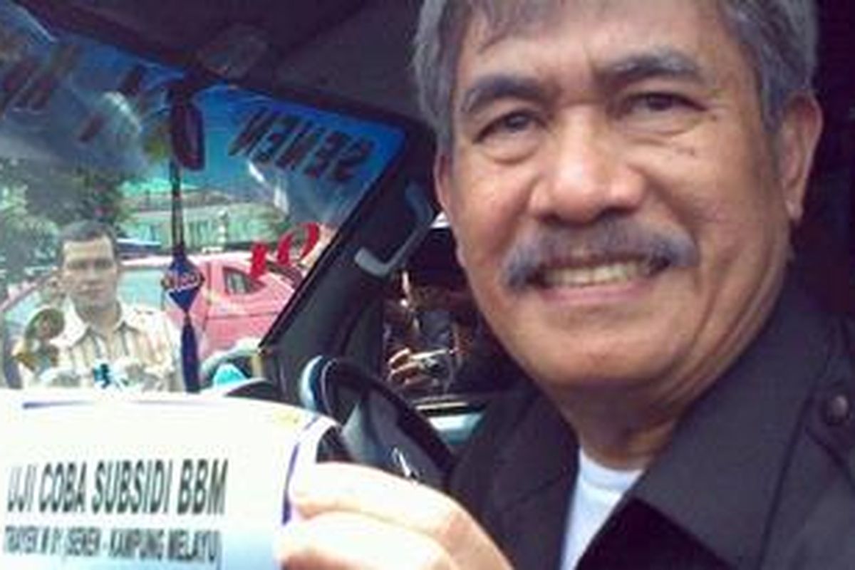 Sebanyak 409 kendaraan umum Senen-Kampung Melayu, Rabu (23/2/2011), ditempeli stiker barcode dalam masa uji coba pembatasan BBM.