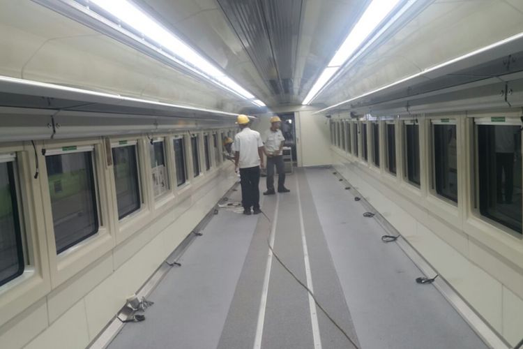 Penampakan kabin kereta sleeper pesanan PT Kereta Api Indonesia (KAI) yang dibuat PT Industri Kereta Api (Inka), Selasa (8/5/2018). Di setiap baris kursi, terpisah lorong, hanya akan ada masing-masing satu kursi, dalam gerbong dengan kapasitas 18 penumpang.