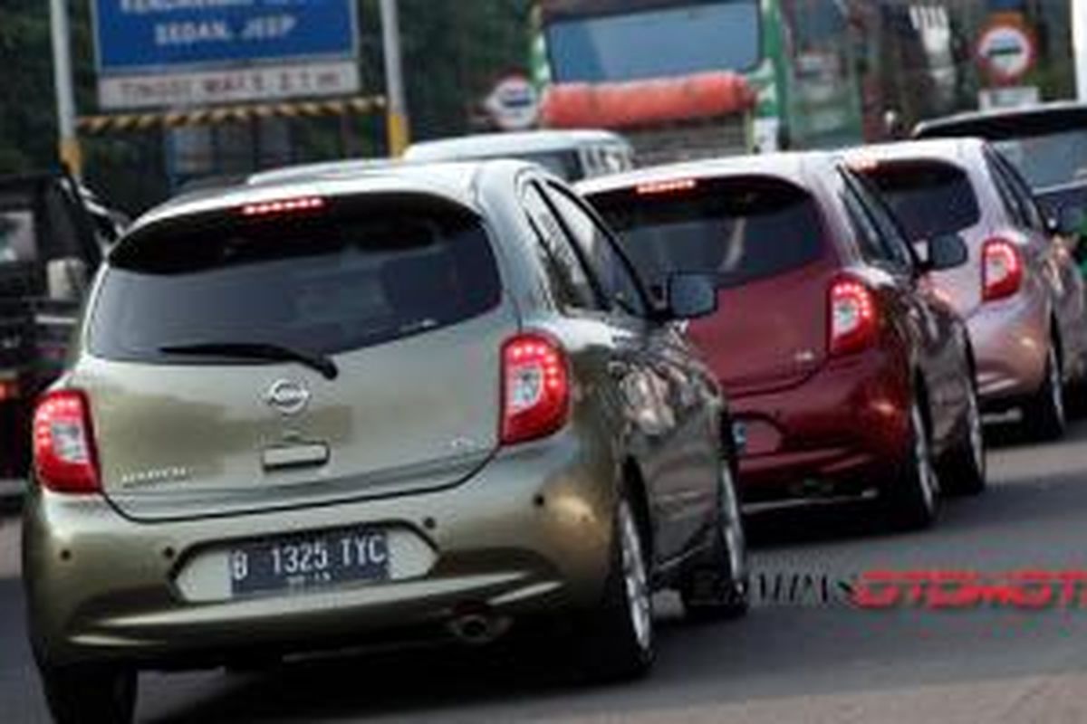 Kompasianer dan New NIssan March membelah kemacetan Jakarta.