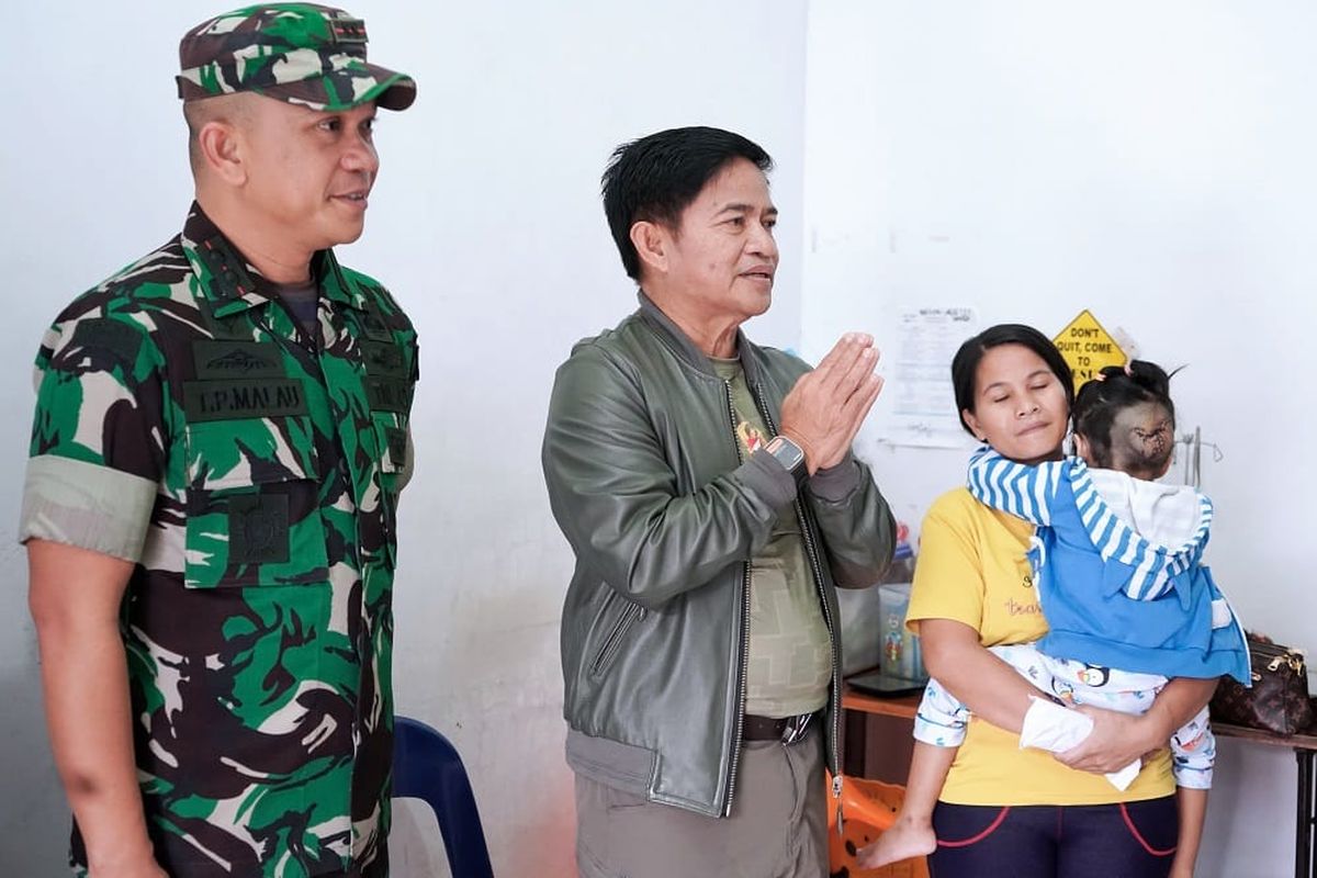 Penjabat (Pj) Gubernur Sumatera Utara (Sumut) Hassanudin menjenguk Balita Mesrida Waruru (3,6), anak nelayan asal Nias Utara, usai menjalani operasi benjolan di kepala belakang, di Jalan Karya Indah, Tanjung Sari, Medan, Senin (25/12/2023).