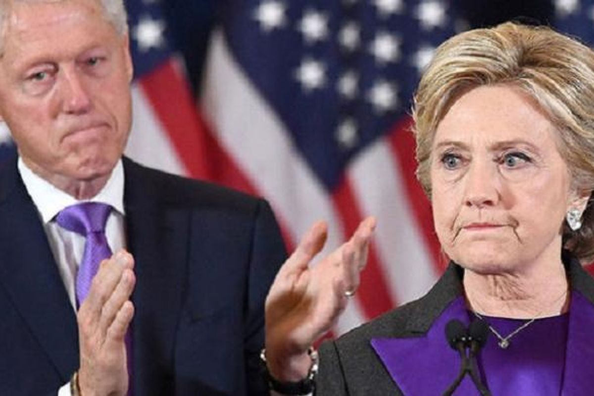 Hillary Clinton menyampaikan pidato kekalahan dalam pilpres didampingi suami Bill Clinton, Kamis (9/11) 