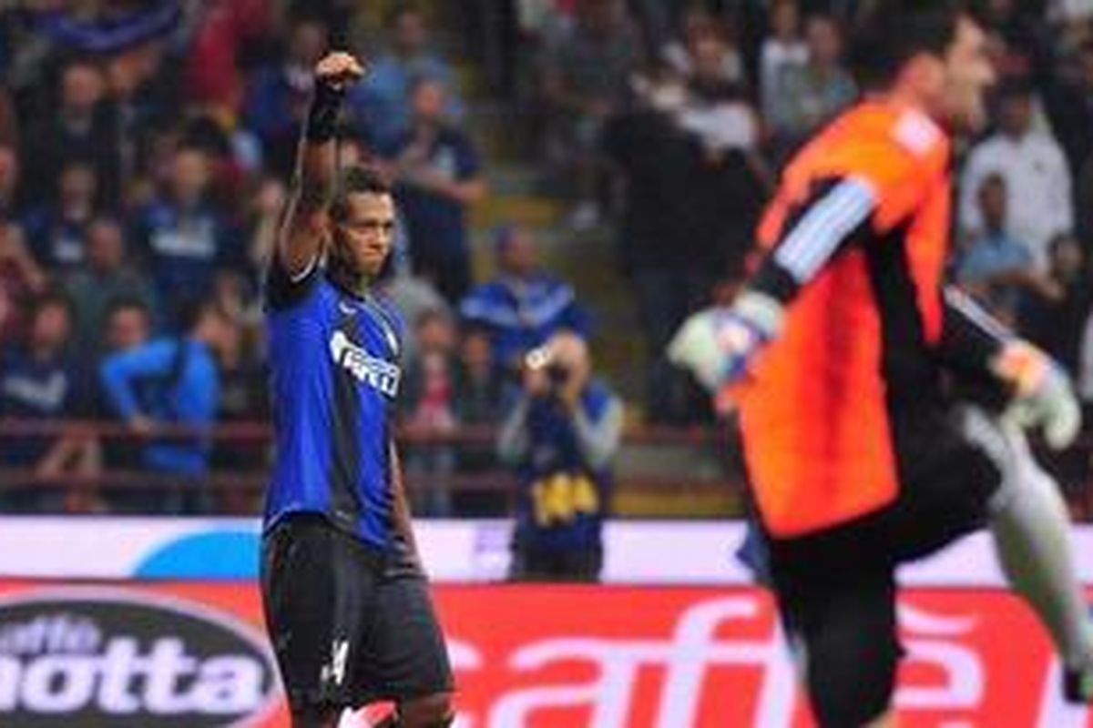 Gelandang Kolombia milik Inter Milan, Fredy Alejandro Guarin Vasquez, merayakan golnya ke gawang Vaslui dalam laga kedua play-off Liga Europa di Stadion Giuseppe Meazza, Kamis (30/8/2012). Inter ditahan Vaslui 2-2, namun lolos ke penyisihan grup dengan kemenangan total 4-2.