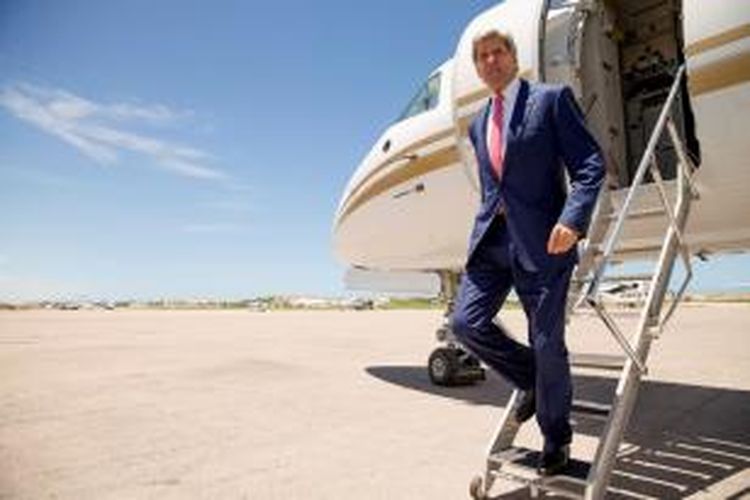 Menlu AS John Kerry menuruni tangga pesawat saat tiba di bandara Mogadishu, Somalia, Selasa (5/5/2015).