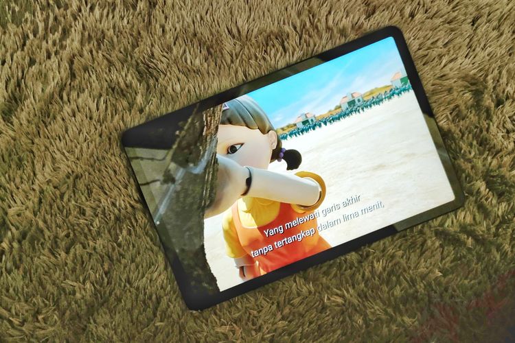 Xiaomi Pad 5 digunakan untuk menonton Netflix.