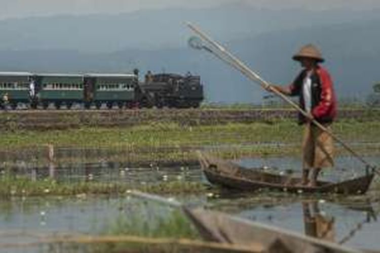 Lokomotif uap B 5112 yang melintasi Danau Rawa Pening di Kecamatan Bawen, Kabupaten Semarang, Jawa Tengah, menarik gerbong kereta wisata dari Stasiun Ambarawa menuju Stasiun Tuntang, Sabtu (24/9/2016). Lokomotif buatan pabrik Hannoversche Maschinenbau AG di Jerman tahun 1902 itu menjadi salah satu daya tarik wisata utama Museum Kereta Api Ambarawa. 