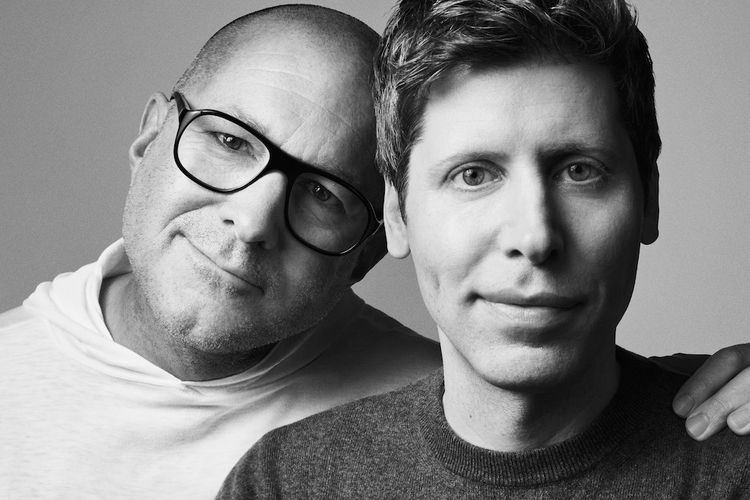 Jony Ive (kiri) dan Sam Altman (kanan).