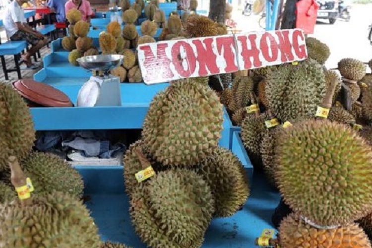 Salah satu warung di sentra kuliner durian di Kalibata, Jakarta Selatan, Jumat (3/3/2017). Tempat ini menjadi salah satu lokasi favorit warga Jakarta yang ingin menikmati beragam jenis durian pada akhir pekan. 