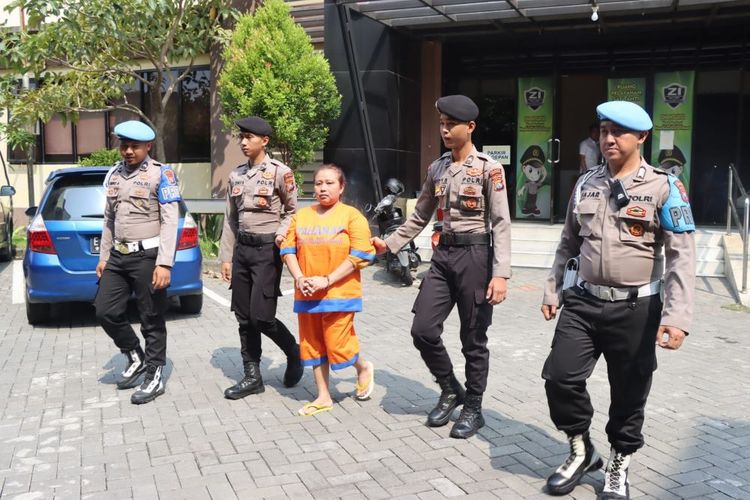 SE, tersangka kasus TPPO saat digiring ke Rumah Tahanan di Mapolresta Sidoarjo karena kasus TPPO, Selasa (4/7/2023).