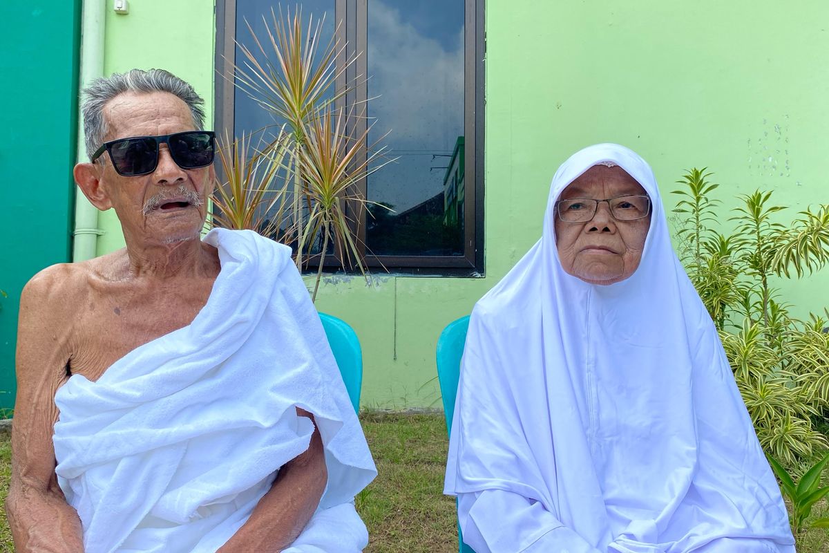 BERANGKAT HAJI--Suparlan (89) dan Suparmi (78)  calon jemaah haji warga Desa Tempursari, Kecamatan Wungu, Kabupaten Madiun, Jawa Timur  