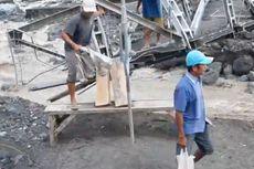 Demi Mencari Nafkah, Warga Terpaksa Lalui Jembatan Kali Regoyo yang Putus akibat Banjir Lahar Semeru