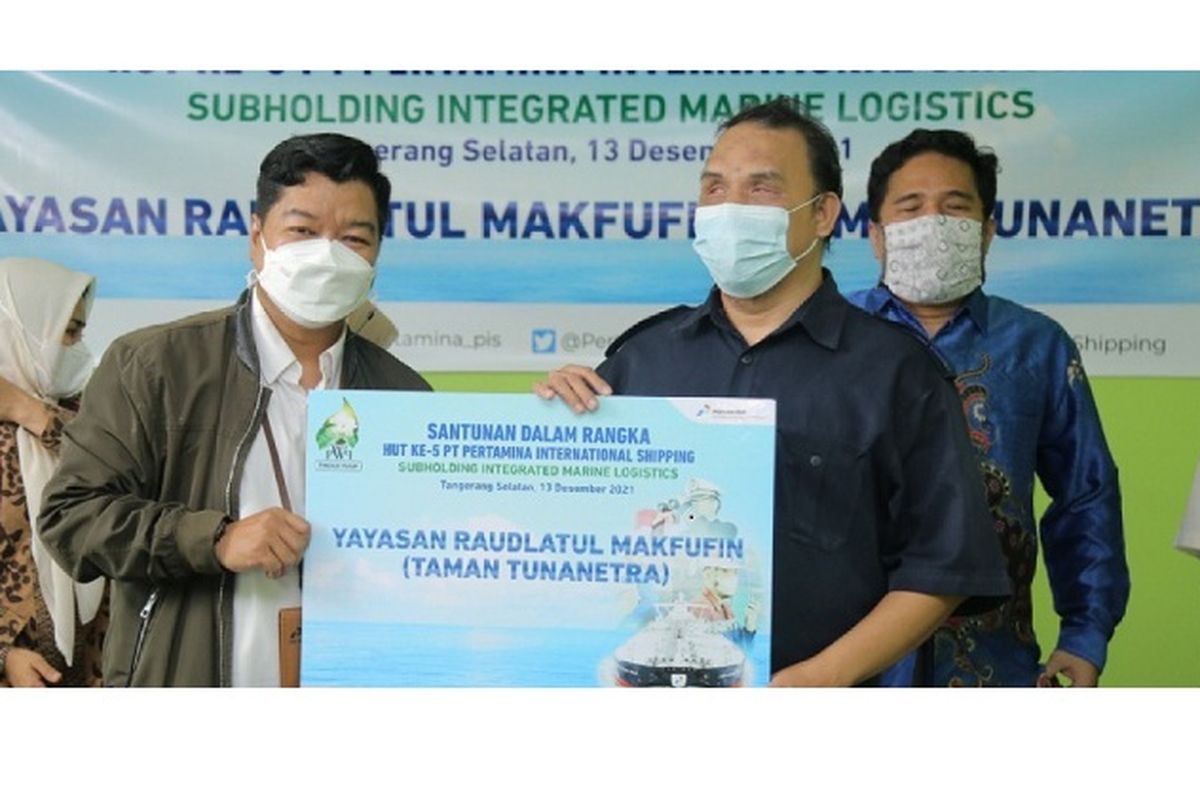 Pertamina International Shipping (PIS) menyalurkan santunan ke Yayasan Raudlatul Makfufin yang merupakan yayasan khusus tunanetra di Kampung Jati, Serpong, Tangerang Selatan pada Senin (13/12/2021).
