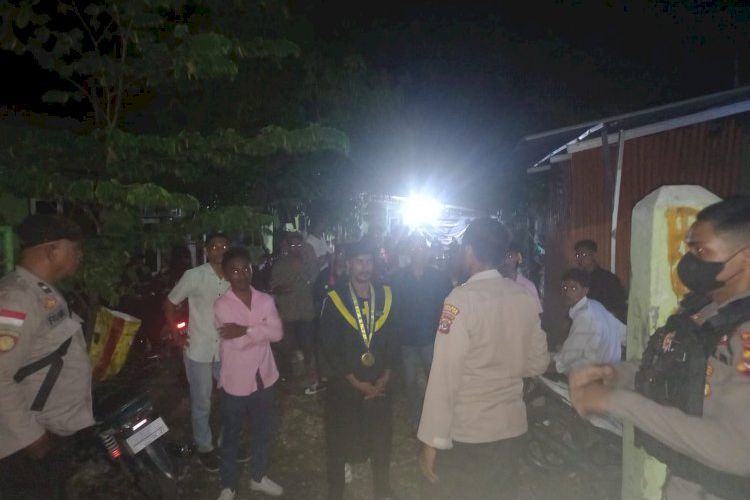 Polisi membubarkan acara pesta wisuda di Perumahan Rumah Sangat Sederhana (RSS) Oesapa, Kelurahan Oesapa, Kecamatan Kelapa Lima, Kota Kupang, Senin (27/3/2023) dini hari