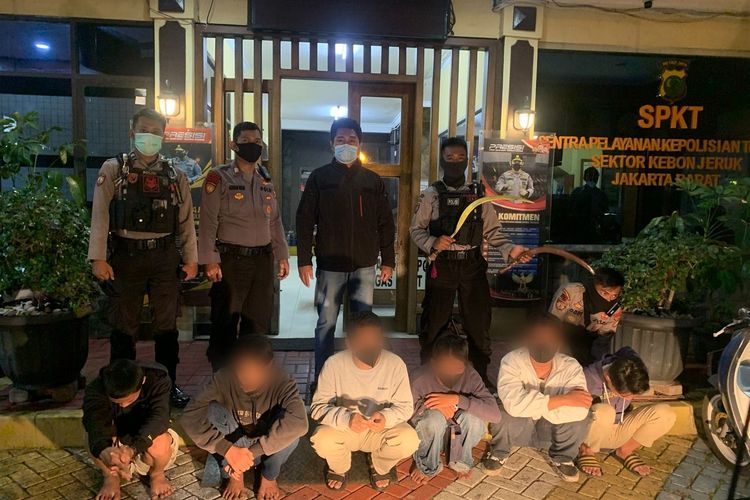 Enam pemuda berhasil ditangkap Polres Metro Jakarta Barat usai melakukan tawuran di Jalan Pos Pengumben, Kebon Jeruk, Jakarta Barat,  Minggu (30/1/2022).