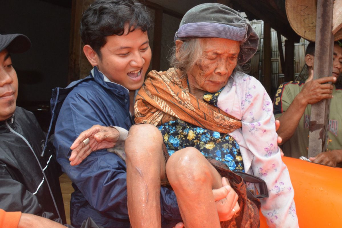 Plt. Bupati Trenggalek Mochammad Nur Arifin Mengevakuasi orang lansia dengan cara digendong menuju ke tempat yang lebih aman, yang berada di desa Kranding Kabupaten Trenggalek Jawa Timur.